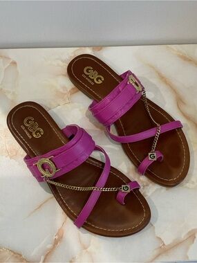 GBG Los Angeles Women's Bright Fuchsia Chain-Accent Slide Sandals
